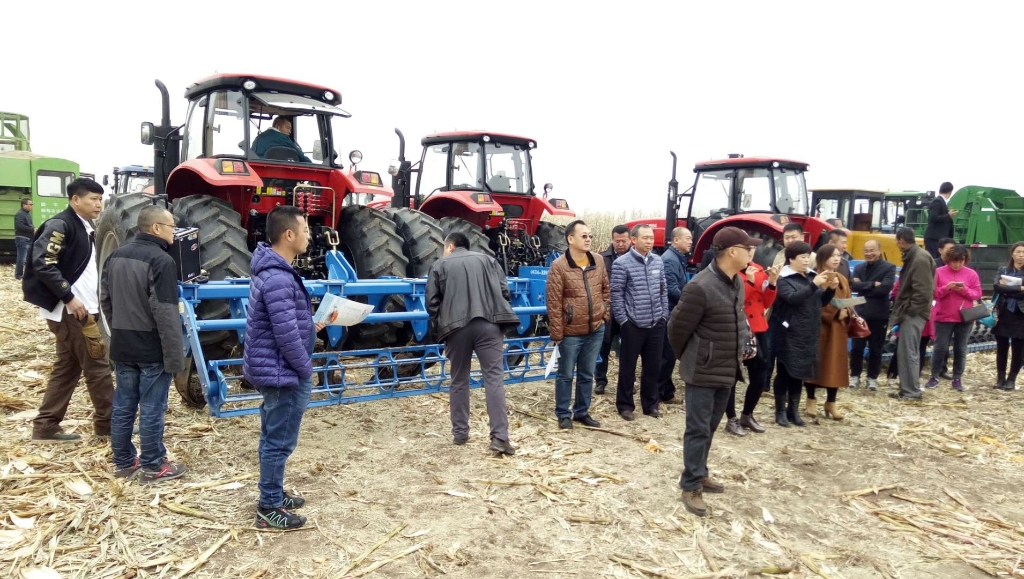 杏彩体育国三大型拖沓机在黑龙江省深松深耕现场演示会上大放异彩