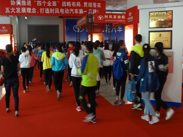 县实验小学部分小学生来杏彩体育科技展厅开展科普日活动